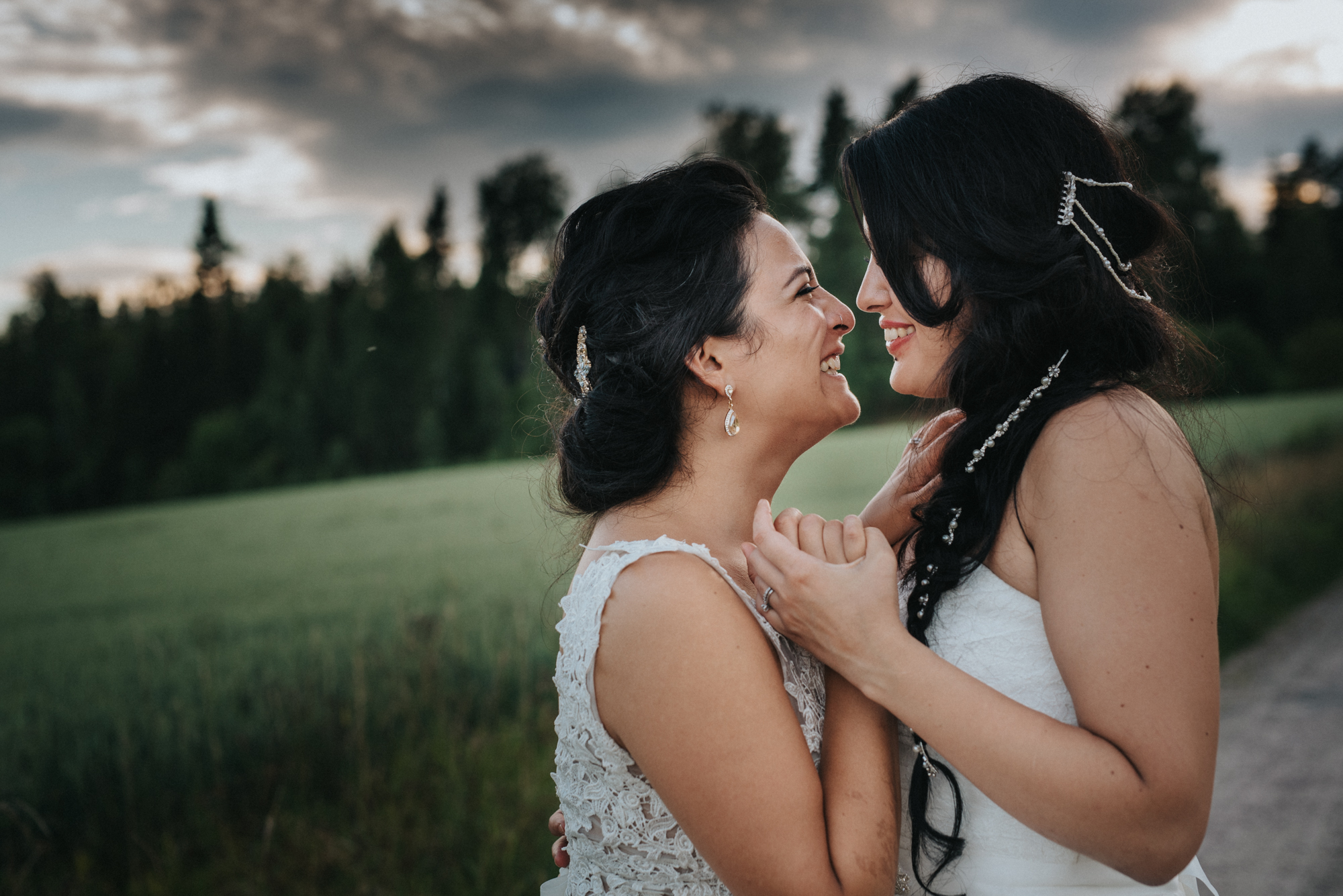 Marisol och Camila augustibröllop i Köping vid Tängsta Gård