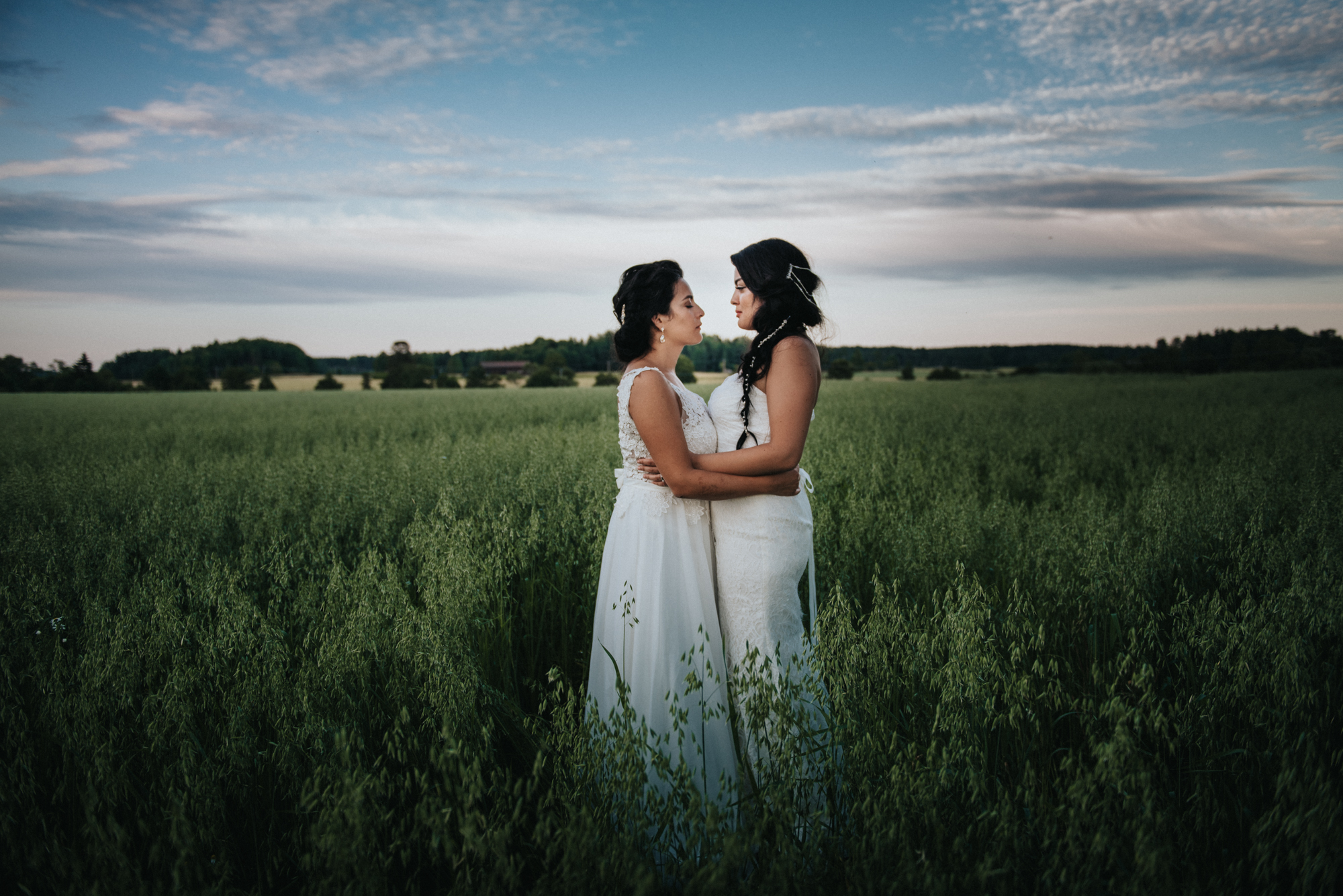 Marisol och Camila augustibröllop i Köping vid Tängsta Gård