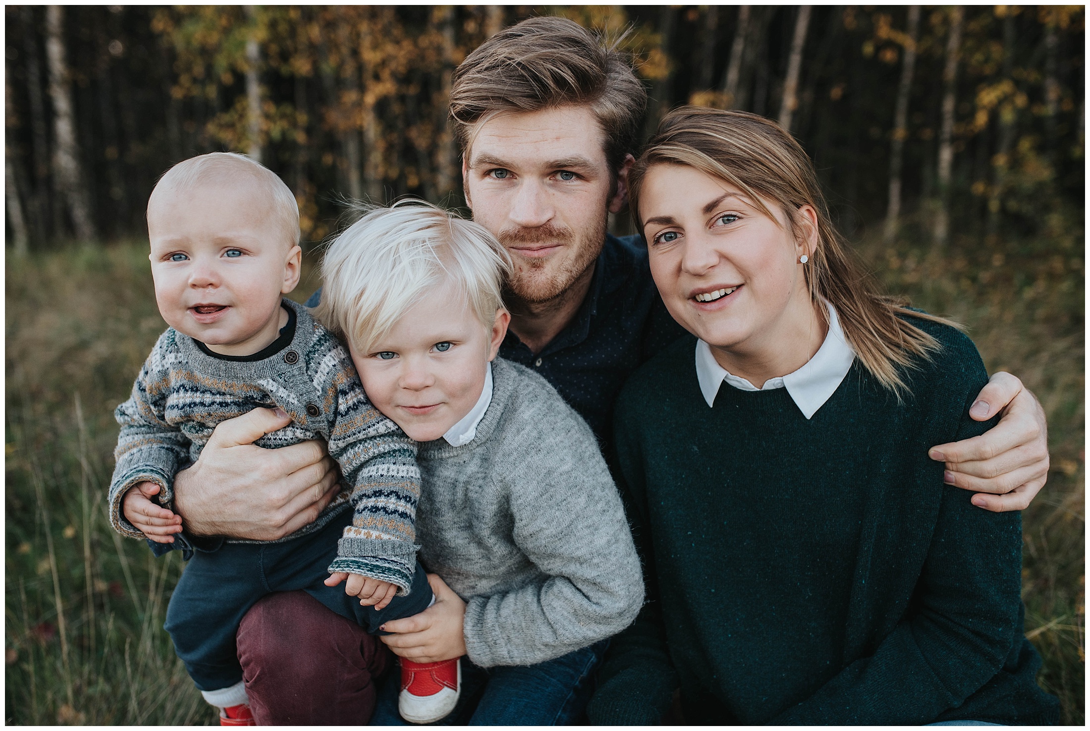 Familjefotografering med bus och skoj i Tullinge